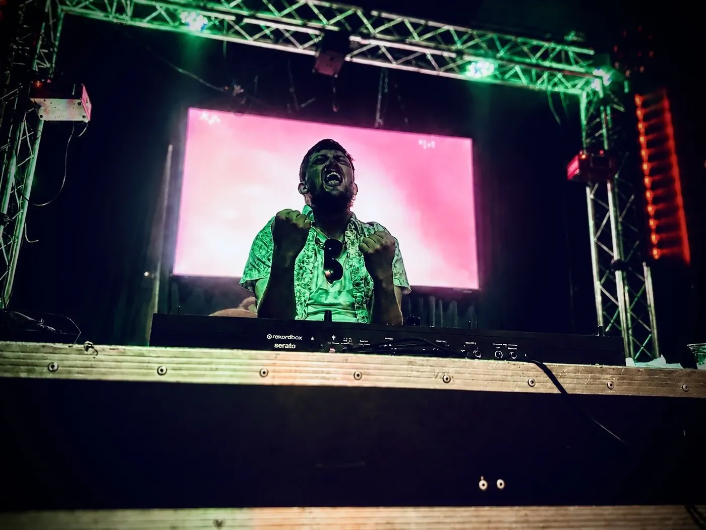 MR. TUMN1S performing a live set